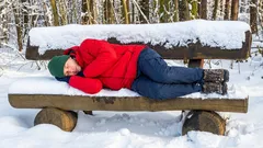 Zašto zimi nemaš snage čak ni nakon kave: skriveni mehanizam koji koči budnost