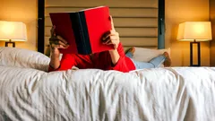 Čitate prije spavanja, ali i dalje ne možete zaspati? Evo zašto