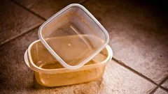 Godinama uzalud trljate plastiku: zašto su žute mrlje otporne na trud, ali podliježu jednoj jednostavnoj kombinaciji.