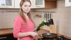 Zašto ljudi trljaju tavu krastavcem — i zašto to ponekad stvarno djeluje