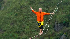 Zašto počinjemo gubiti ravnotežu čak i kada samo hodamo – i što doista možemo učiniti po tom pitanju