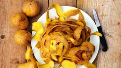 Zahrđalo posuđe spašeno preko noći: metoda s krumpirom koja ne oštećuje površinu