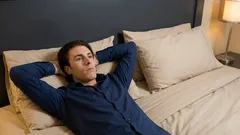 Noćni vihor misli: što potiče prežimanje i kako ga zaustaviti bez borbe sa sobom