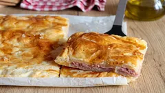 Valdostan pita: hrskava pita od lisnatog tijesta s šunkom i sirom